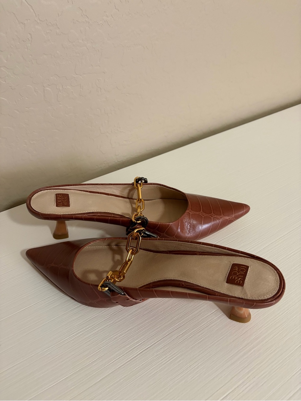🤎🐊New🐊🤎Louise et Cie Brown Croc-Embossed Pointed Mules Gold Chain Detail - Picture 7 of 16